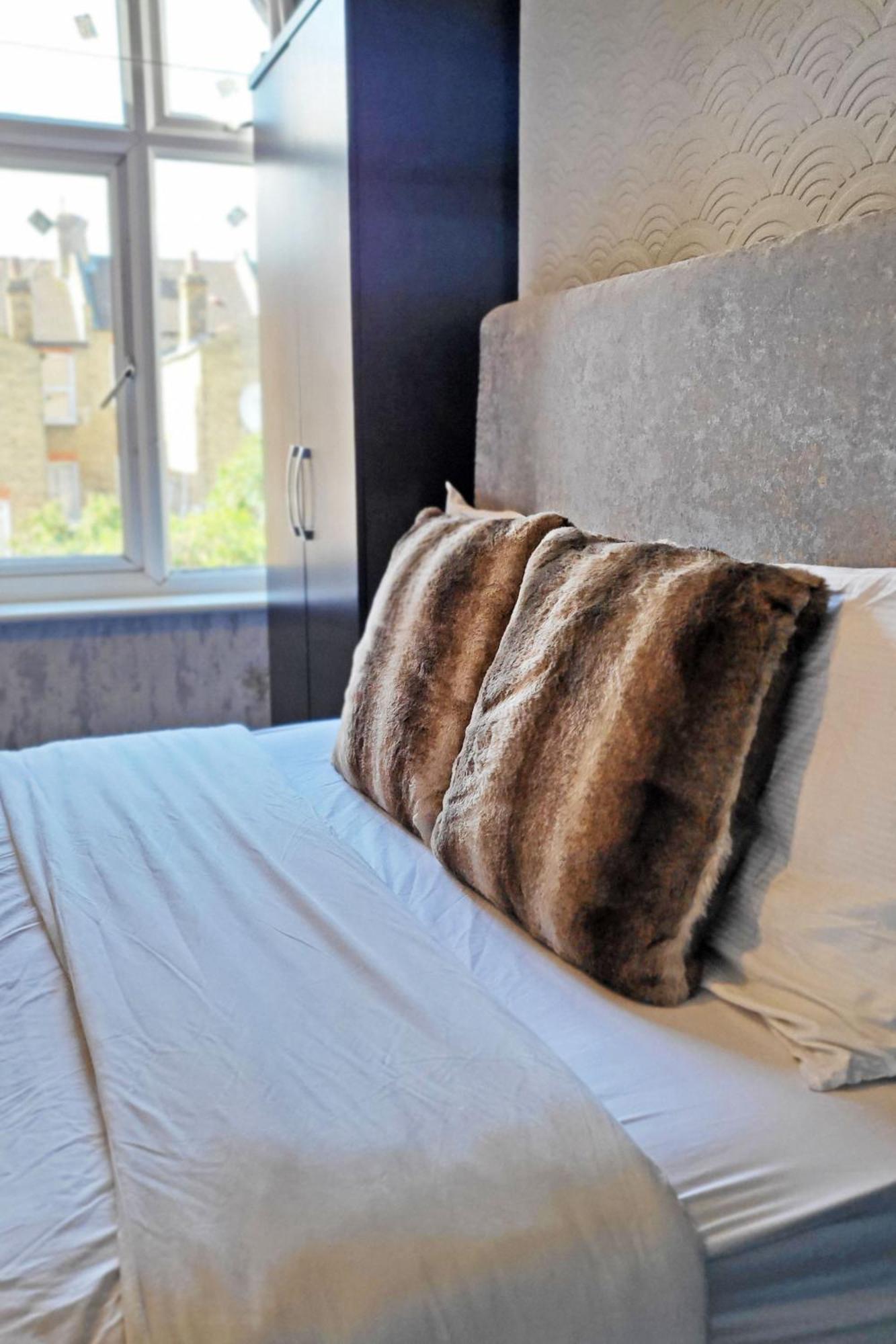 Spacious Room Лондон Экстерьер фото