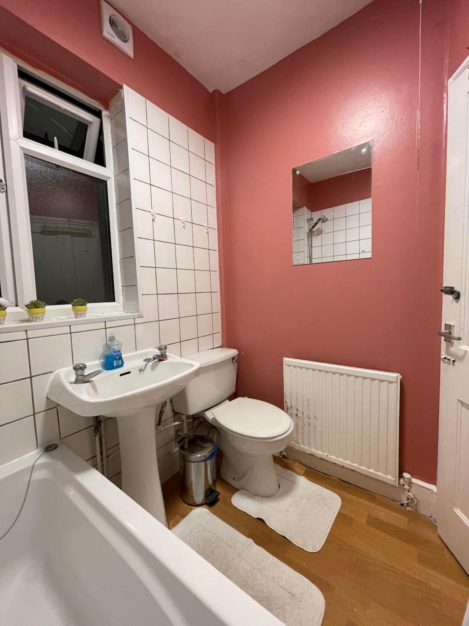 Spacious Room Лондон Экстерьер фото